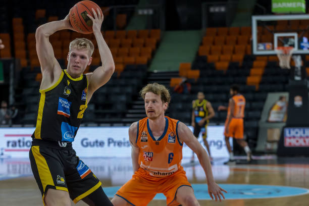 众为之惊叹 众为之惊叹